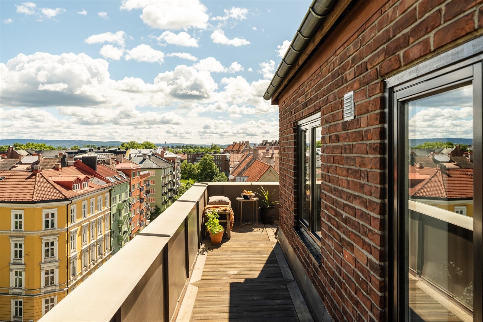 Takterrassen har sol fra morgen til kveld, samt herlig utsikt utover Oslo og mot Oslofjorden. Galleribilde