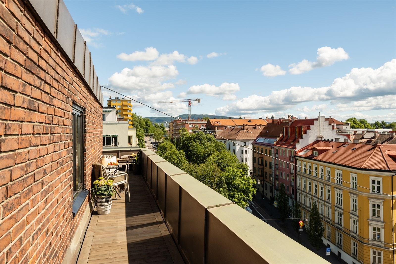 Utgang fra stuen til en herlig takterrasse som omkranser hele leiligheten. Galleribilde