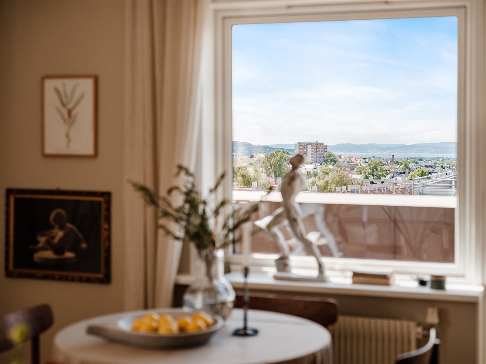 Utsikten kan også nytes fra innsiden av leiligheten gjennom de mange vindusflatene som slipper inn rikelig med naturlig lys. Galleribilde