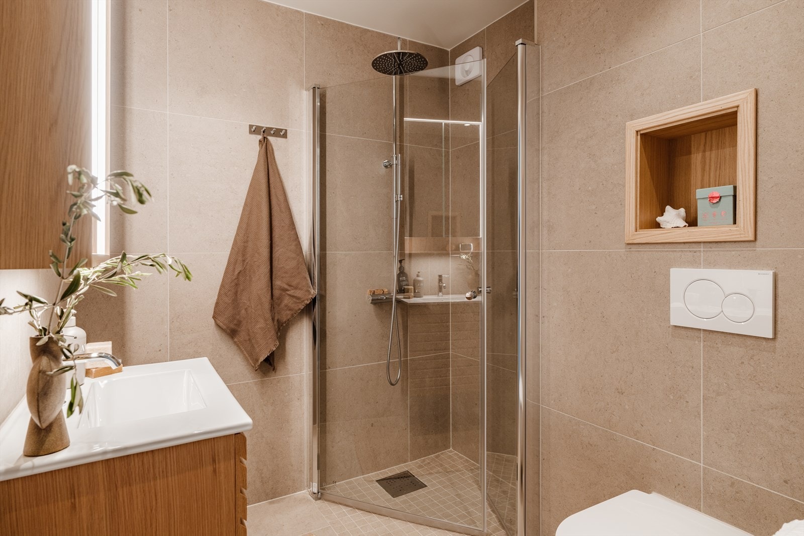 Badet er av god størrelse med flislagte overflater, downlights i tak og gulvvarme. Galleribilde