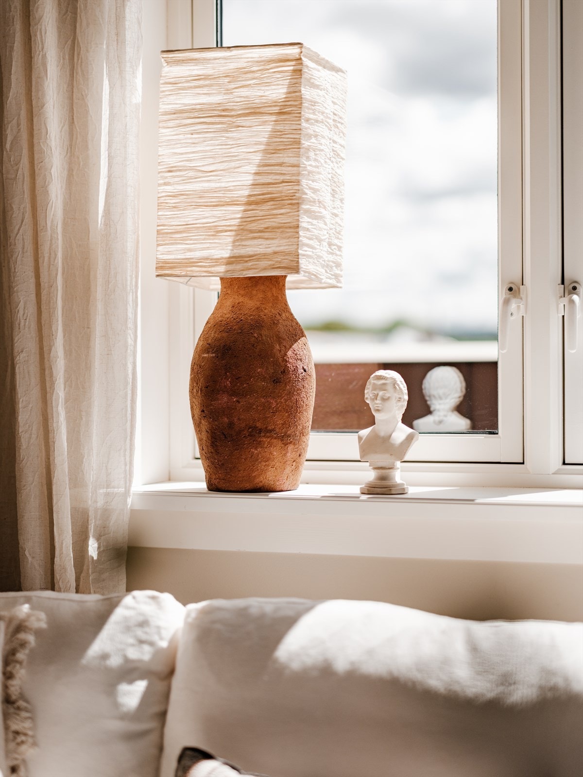 Det er litt dybde på vinduskarmene slik at man fint kan ha pyntegjenstander og planter her. Galleribilde