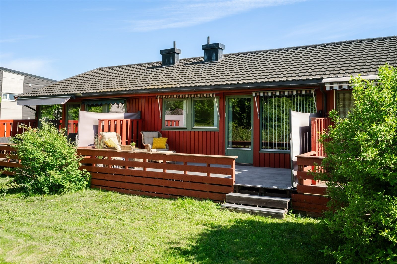 En lys og hyggelig rekkehusleilighet med god standard. Fra stuen er det utgang til solrik sydvestvendt terrasse på 17m² med videre adkomst til grønne fellesarealer. Galleribilde