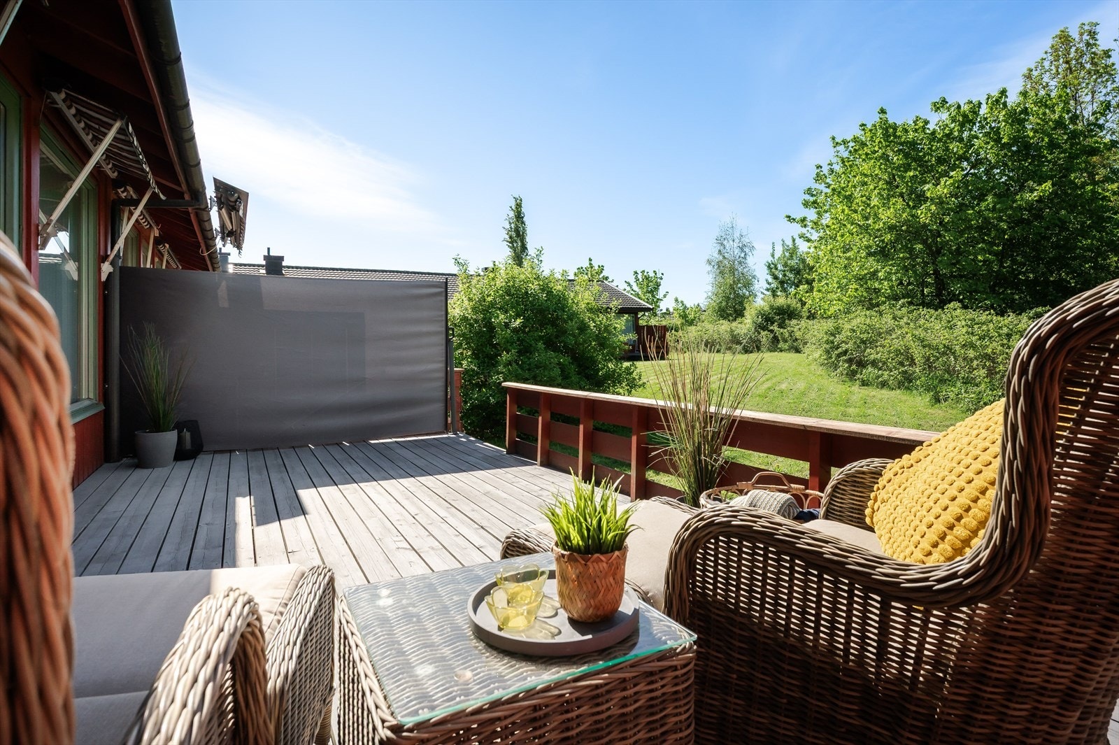 Terrassen har terrassebord på gulv og god plass til sittegrupper etter eget ønske og behov. Mot naboen er det en praktisk uttrekkbar levegg som gjør at du sitter usjenert. Galleribilde