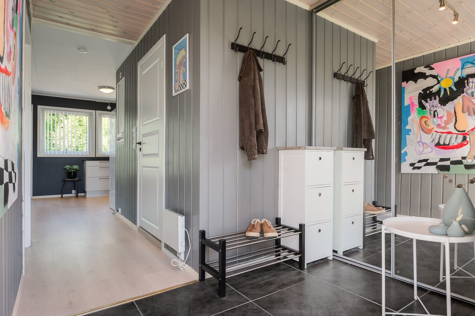 I entréen har du god oppbevaringsplass i stor plassbygget skyvedørsgarderobe med speildører, samt ytterligere plass til sko og oppheng av yttertøy. Galleribilde
