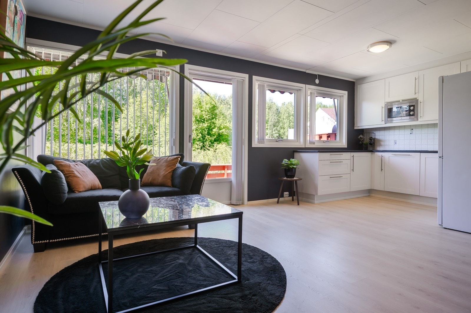 Kjøkkenet ligger i en fin og sosial åpen løsning med stuen. Galleribilde