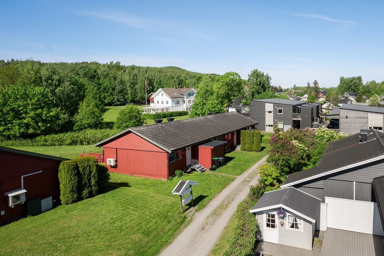 Boligen ligger i et attraktivt og veletablert boligfelt på Kårtorp, tett på "Hamar-grensa" i Ringsaker kommune. Det er kort vei til barnehager, skole og Olrud Handelspark med bla. Coop, kafé, apotek og sportsbutikk. Galleribilde