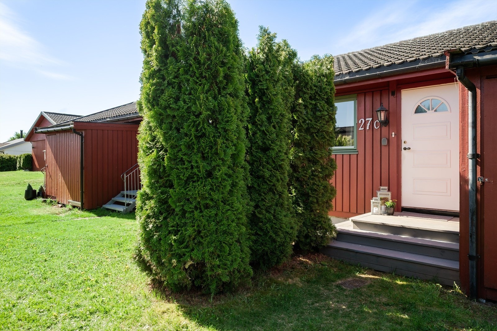 Du ønskes velkommen inn via et hyggelig inngangsparti. Ved inngangspartiet er det adkomst til en praktisk utvendig bod på 3m². Galleribilde