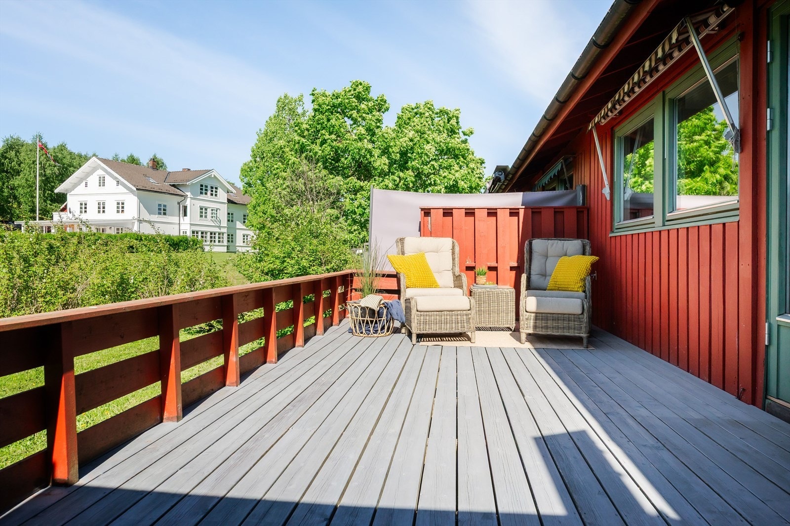 Fra stuen har du utgang til en solrik sydvestvendt terrasse på 17m² - perfekt for lange og late sommerdager! Galleribilde
