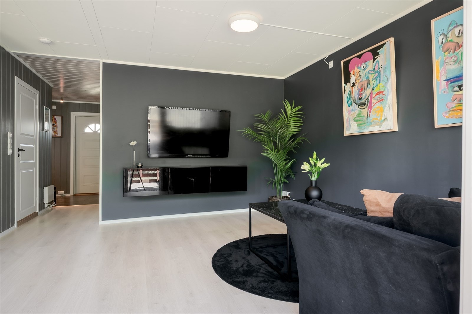 Boligen har en gjennomgående og god planløsning på én flate med åpen stue- og kjøkkenløsning, soverom, og bad/vaskerom. Galleribilde