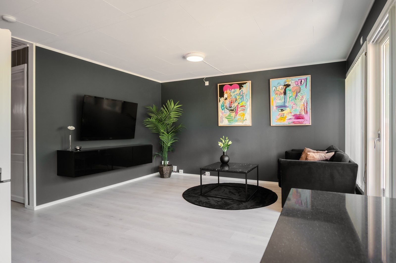 Stuen er det naturlige oppholdsrommet i boligen, og har moderne standard med lys enstavs laminat fra 2022 på gulv. Galleribilde