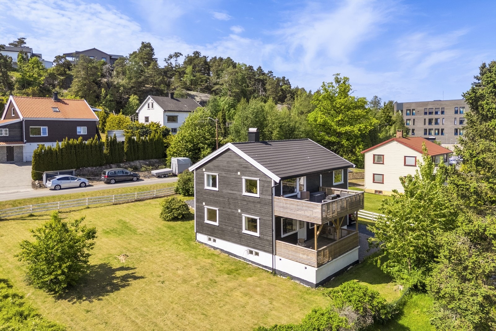 DNB Eiendom AS Tomannsbolig med to 3-roms leiligheter sentralt på Ørebekk | Sydvendte balkonger | Nyere tak og fasade Ørebekkveien 8, Gressvik 222 m² 3