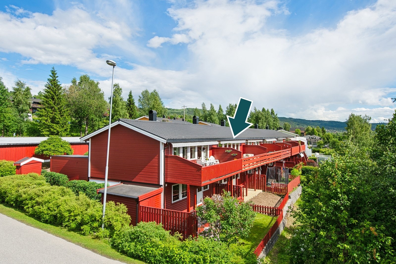 Her får du et rekkehus som er vesentlig oppgradert med blant annet nytt tak utført i 2023. Galleribilde
