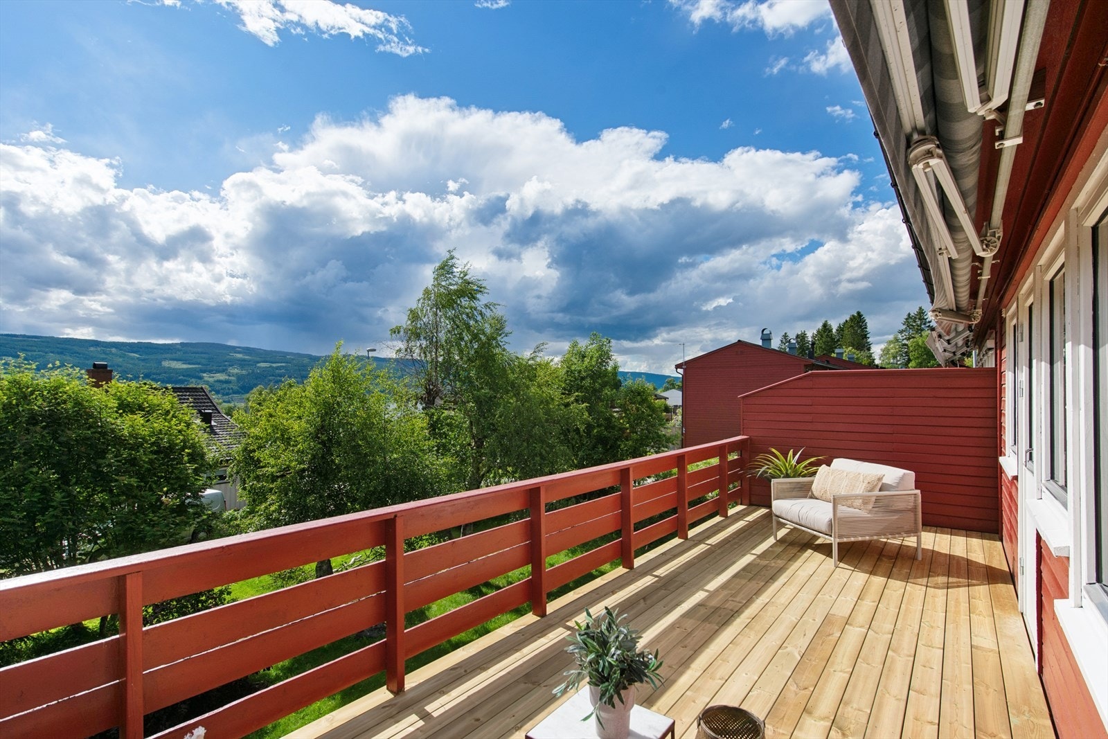 Terrassedekket er nylig lagt, og herfra har du utsikt over nabolaget. Galleribilde