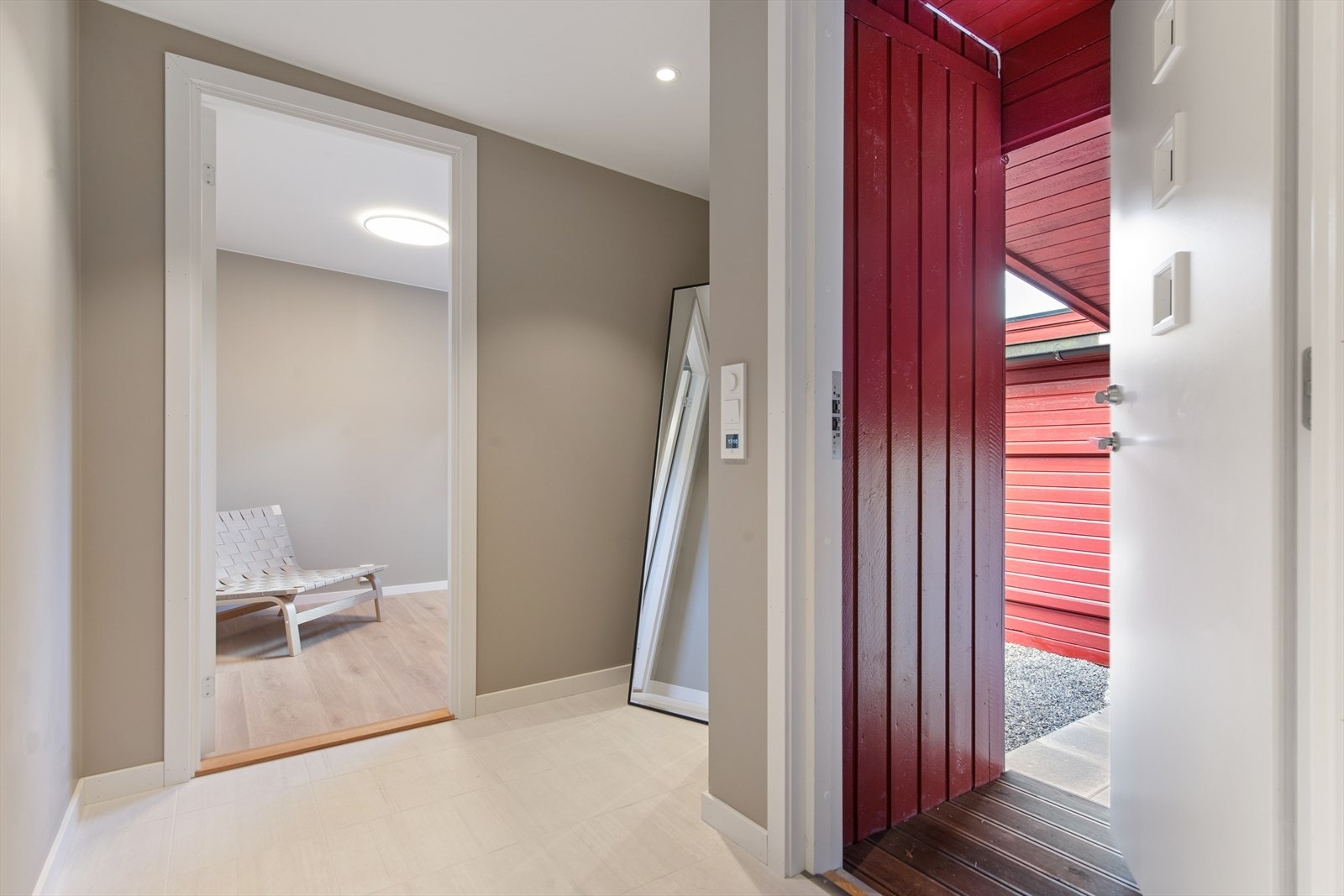Her ønskes man velkommen inn i en innbydende og romslig entré. Galleribilde