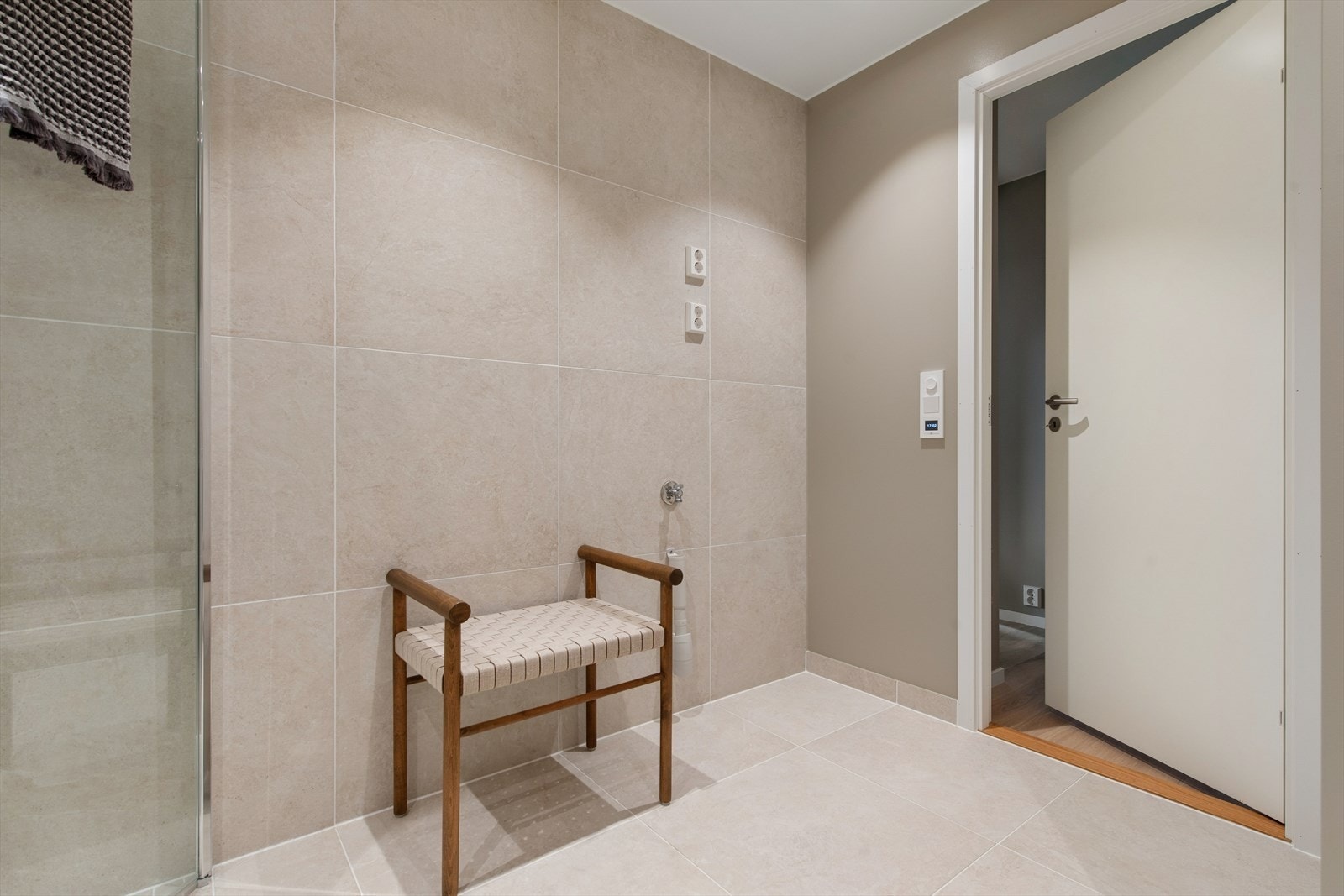 Badet er oppgradert, har gulvvarme og opplegg for vaskemaskin. Galleribilde