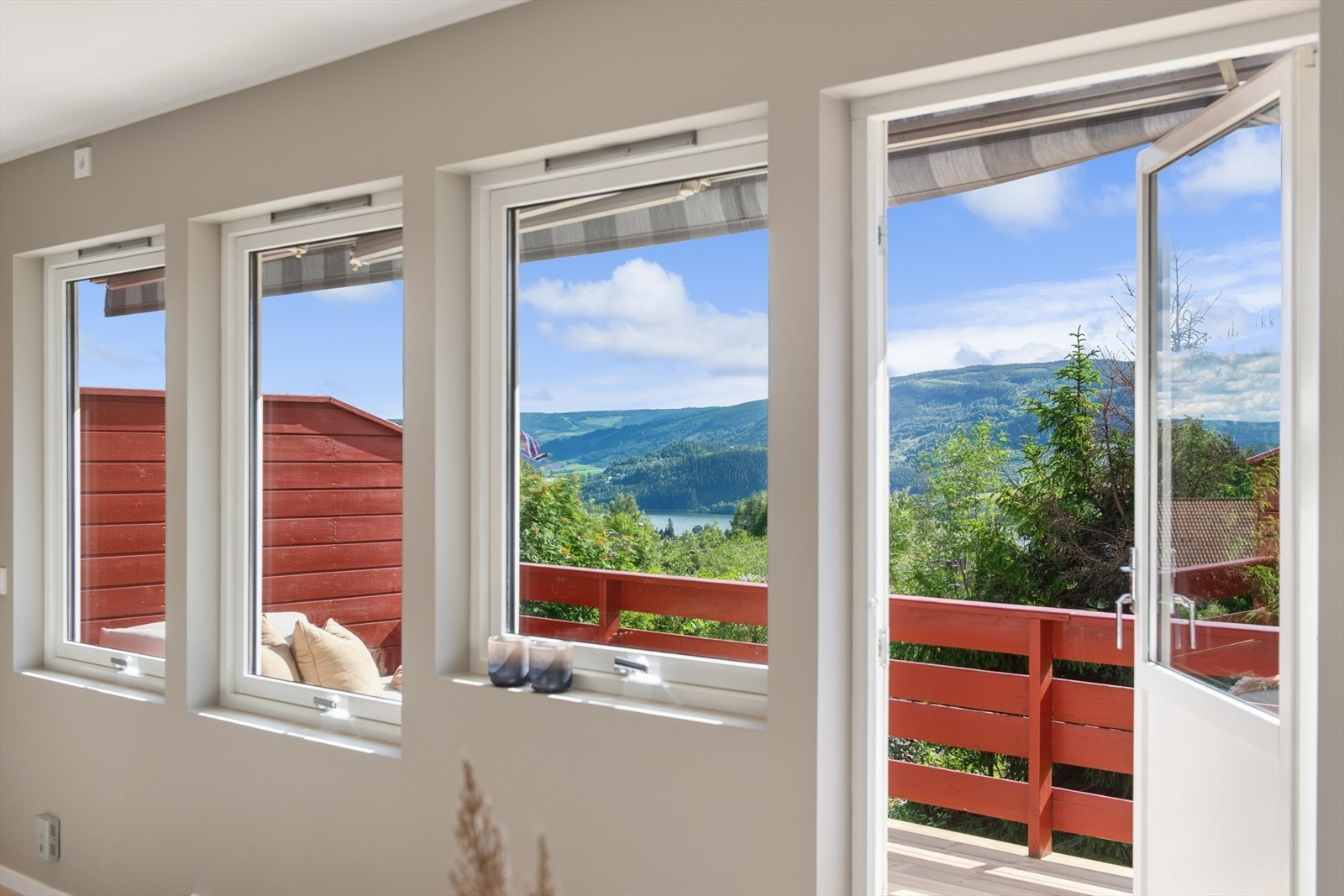Fra stuen er det utsikt over det omkringliggende landskapet og Mjøsa. Galleribilde