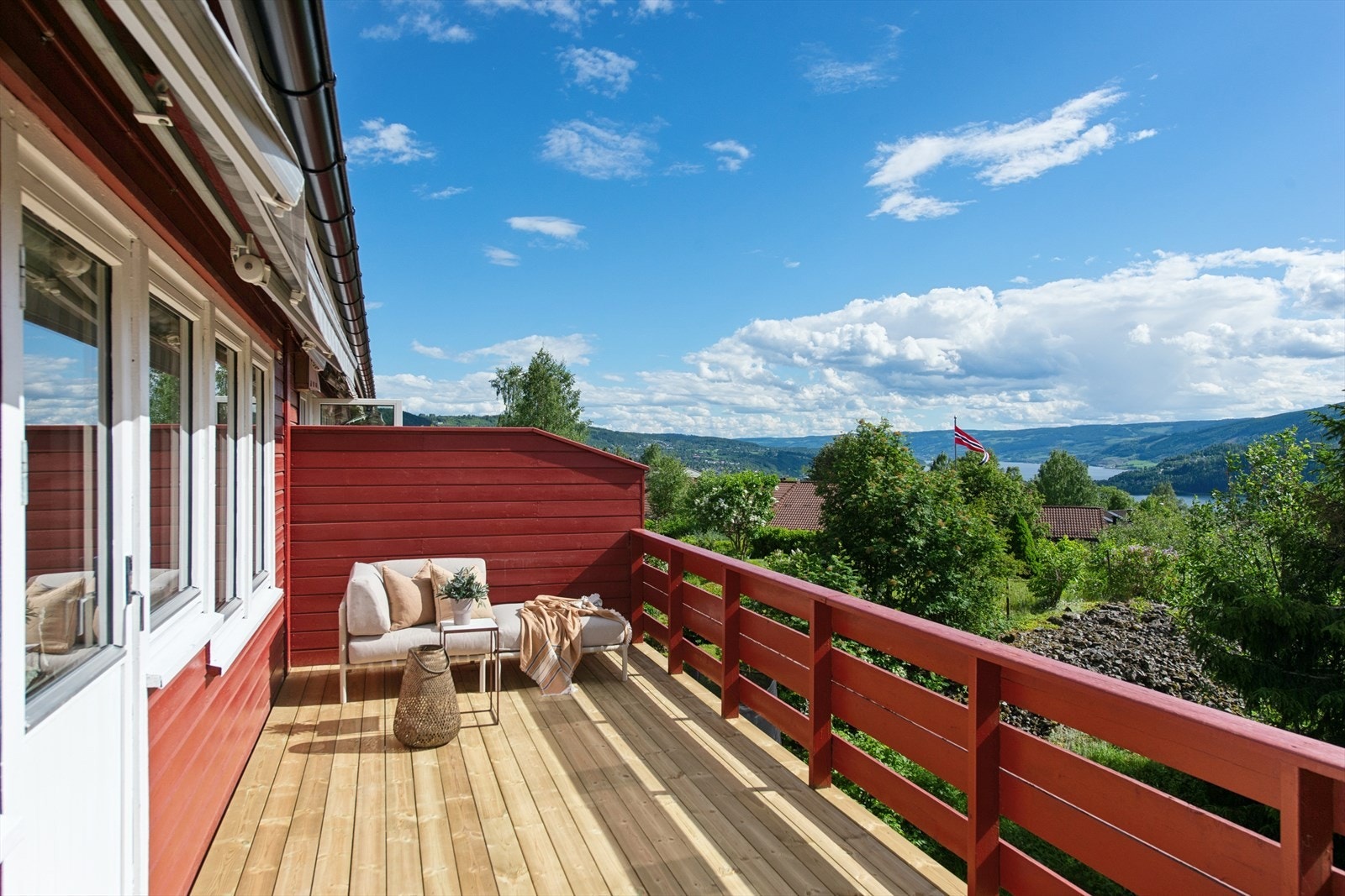 Romslig og vestvendt veranda til stor glede på gode og varme sommerdager. Galleribilde