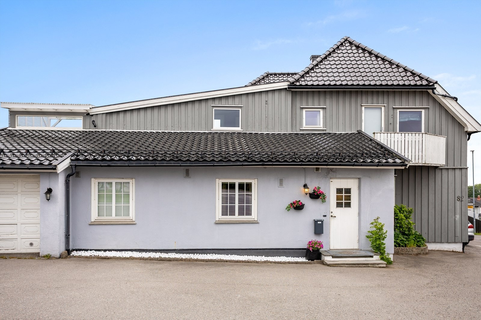 Leiligheten ligger i første etasje i et bygg som ble seksjonert i 2018. Parkering til 2-3 biler rett utenfor. Galleribilde