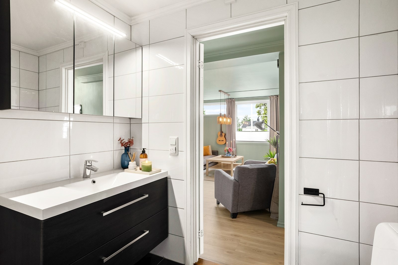 Badet er utstyrt med servant i innredning og mekanisk avtrekksvifte med fuktstyring. Galleribilde