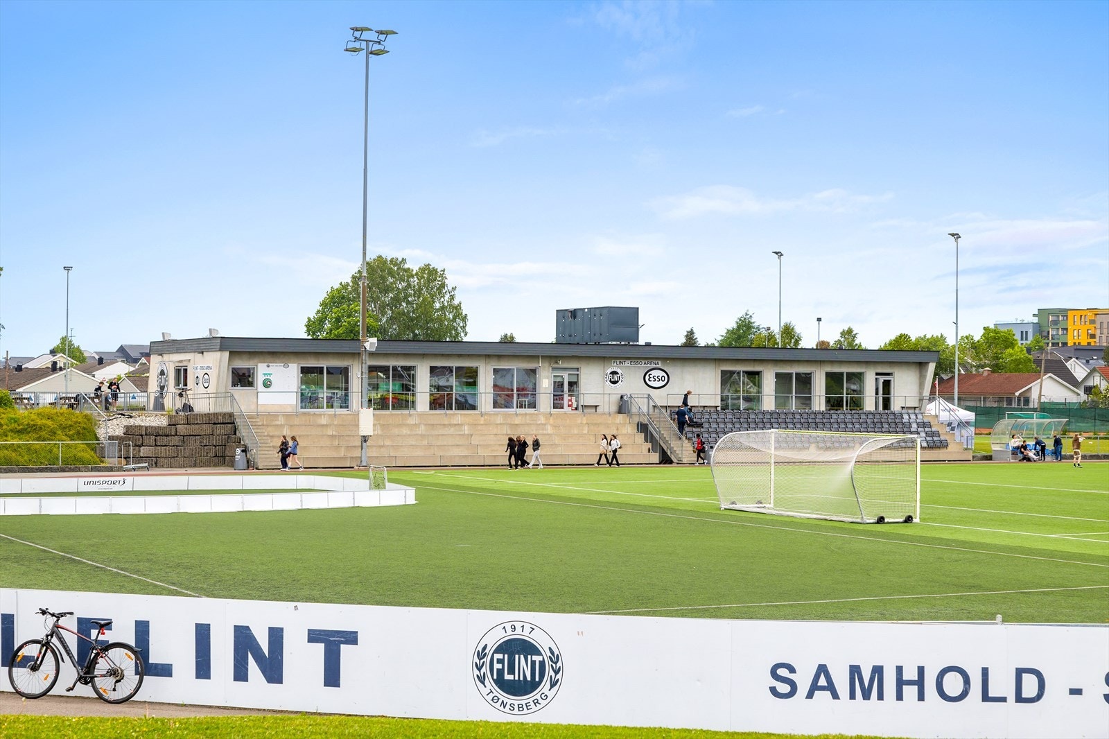 Flint Idrettspark, med tilbud for fotball og friidrett, ligger kun få minutters gange unna. Galleribilde