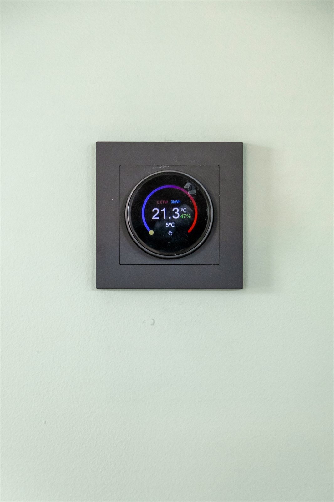 Termostat for gulvvarmen som gir en jevn og behagelig temperatur. Galleribilde
