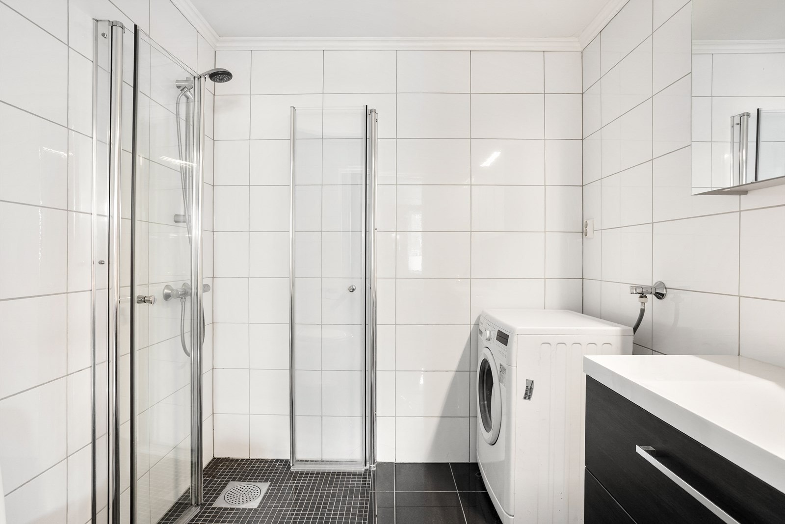 Flislagt bad fra 2016 med gulvvarme, dusjnisje og opplegg for vaskemaskin. Galleribilde