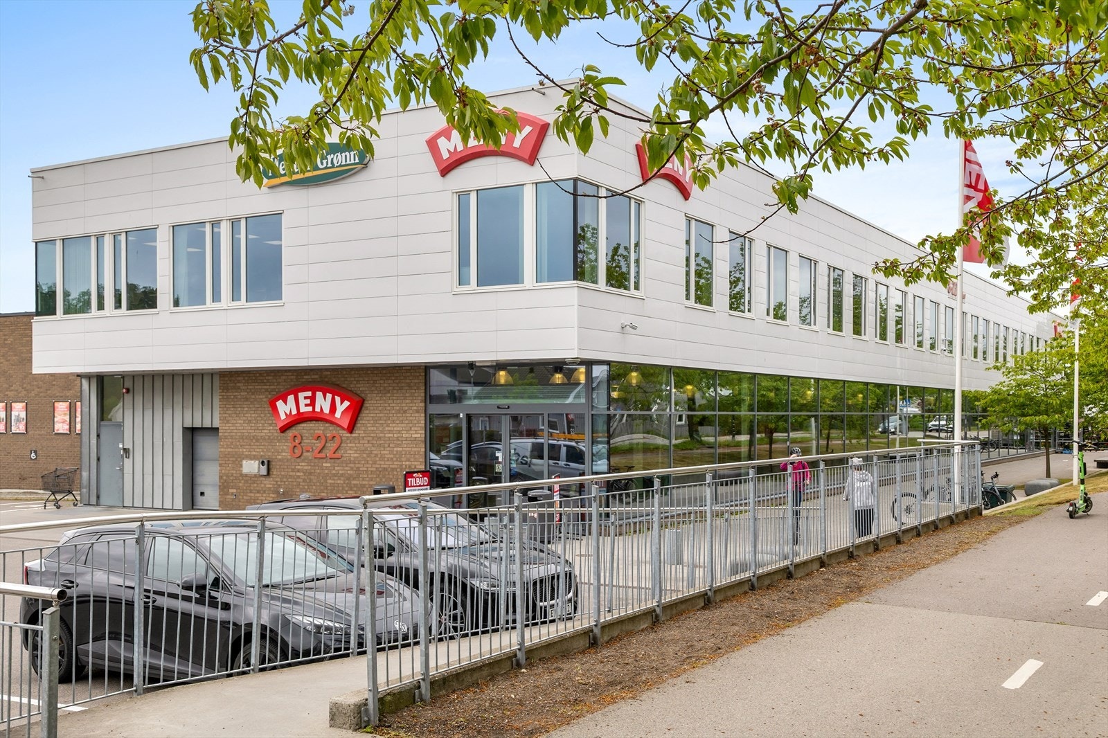Daglige innkjøp gjøres enkelt på Meny, få meter unna. Galleribilde