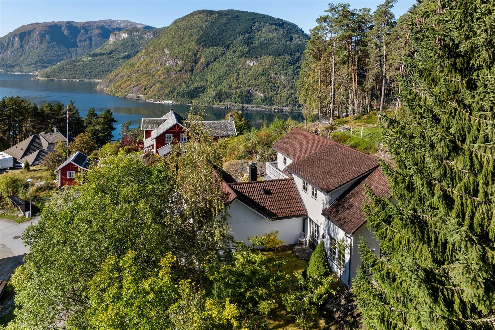 Eigedomen byr på fleire fine uteplassar i form av terrassar av ulik storleik - her kan ein flytte seg etter sola. Galleribilde