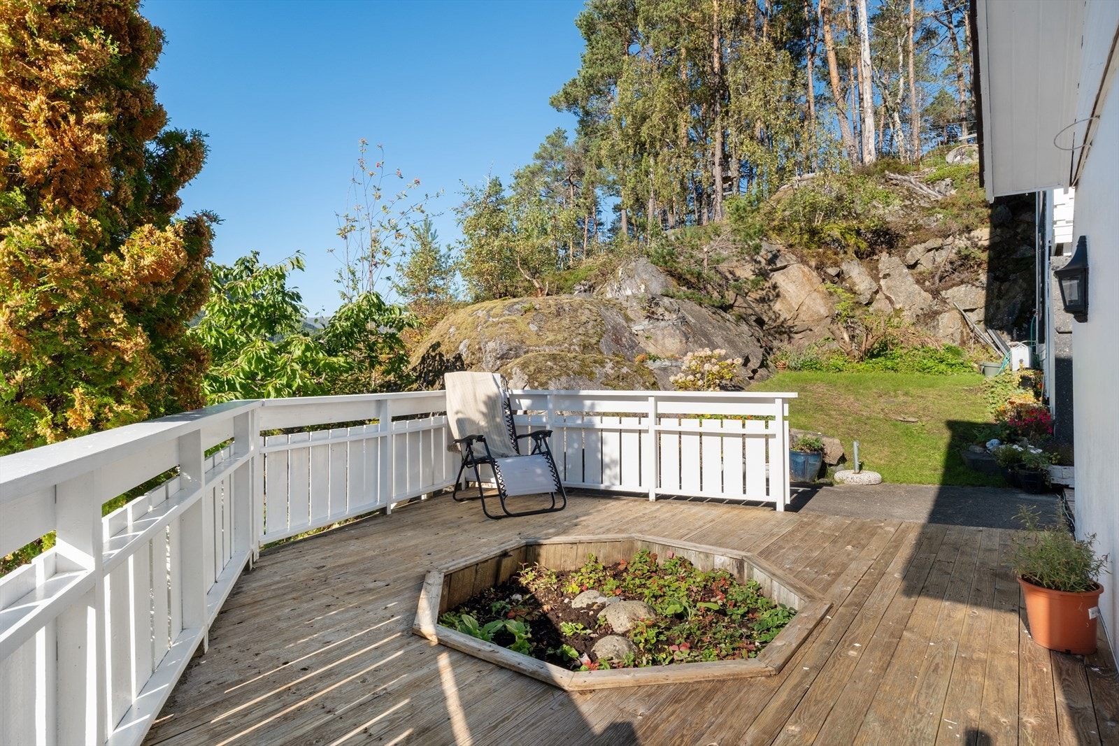 Frå terrassen har ein vidare tilkomst til hageområdet. Galleribilde