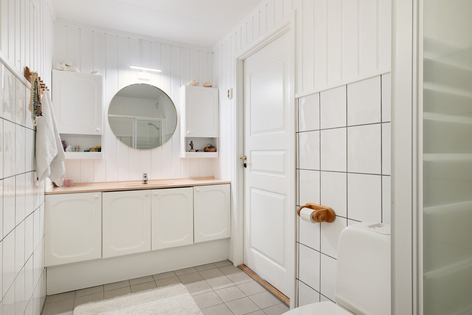 Direkte adkomst til bad frå hovudsoverommet. Badet er utstyrt med baderomsinnreiing, dusjnisje og toalett. Galleribilde