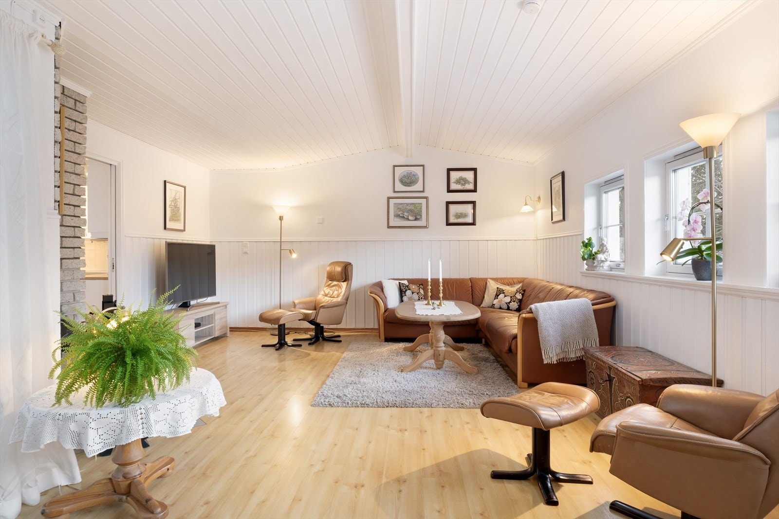 Stova er romsleg og kan innreiiast med stor sofagruppe. Galleribilde