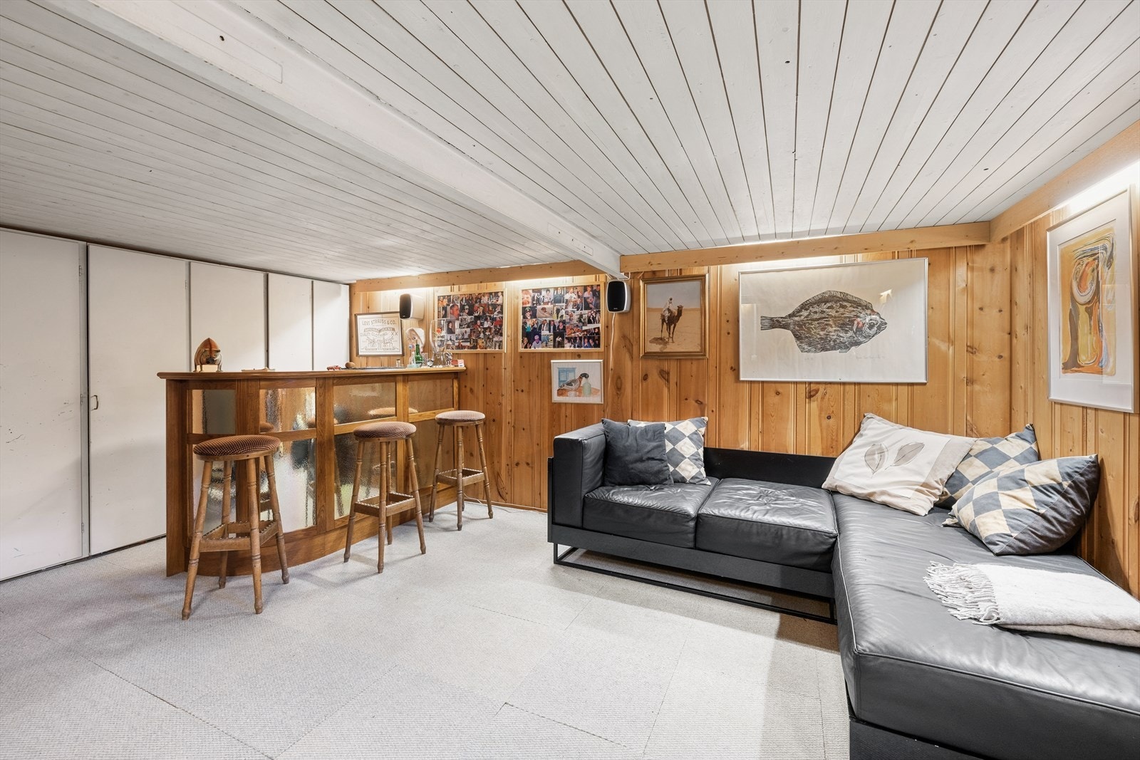 Stue/bar i kjeller. Galleribilde