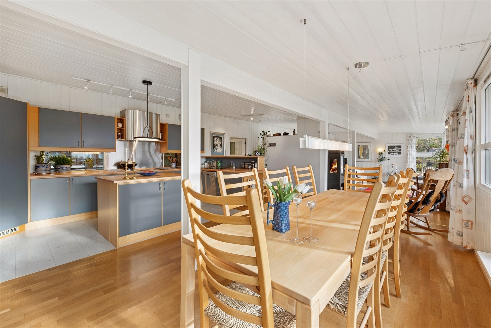 Stue/spiseplass mot kjøkken. Galleribilde