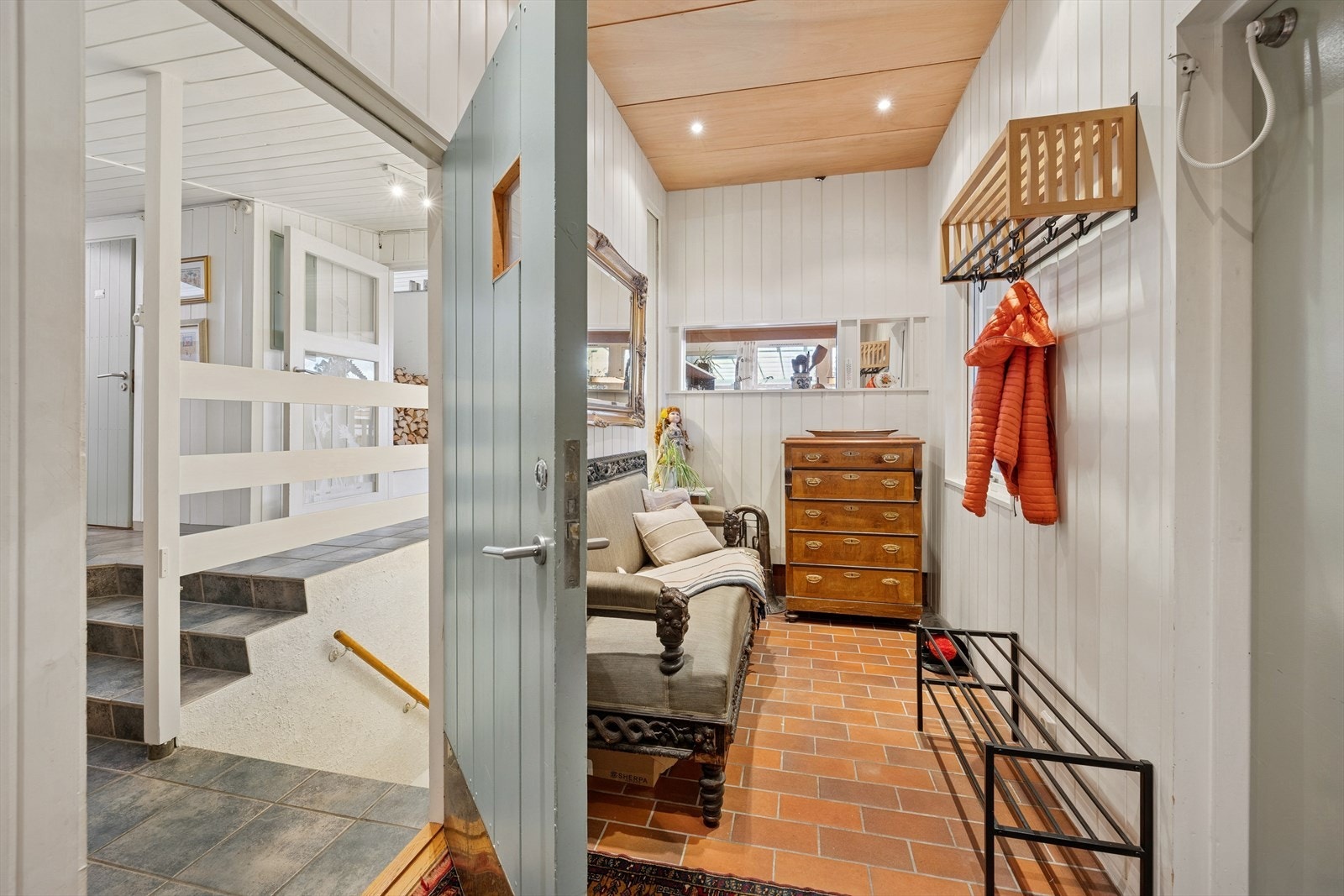 Ved inngangspartiet finner du en praktisk carport som lar deg gå tørrskodd rett inn i boligens 1. etasje. Galleribilde