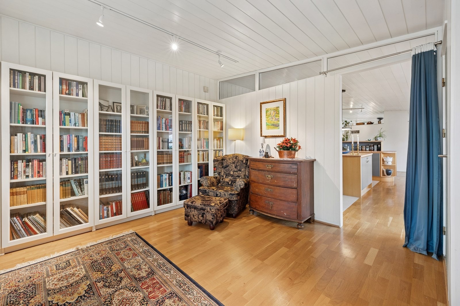 Bibliotek mot stue/kjøkken. Galleribilde