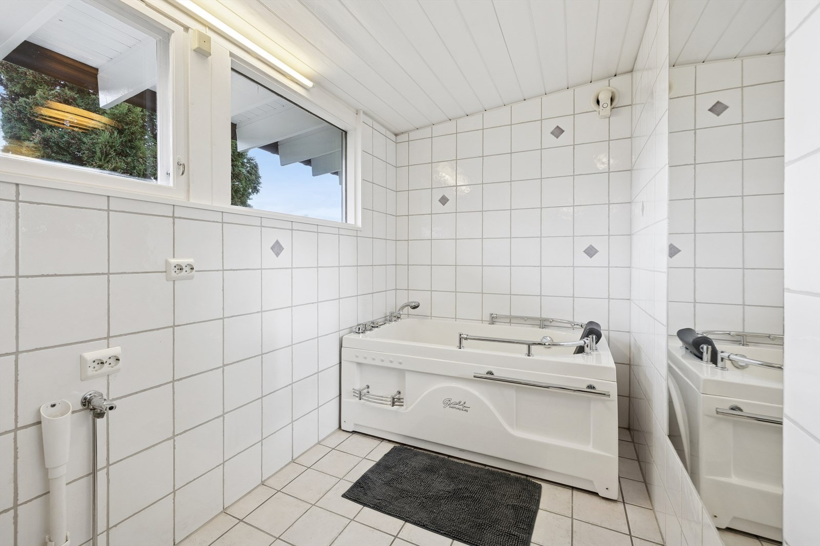 Av våtrom finnes det flere bad og toalett, fordelt over de tre plan. Badet beliggende i 1. etasje. Fra rommet har du også videre tilgang til ett av de to toalettrommene i boligens 1. etasje. Galleribilde