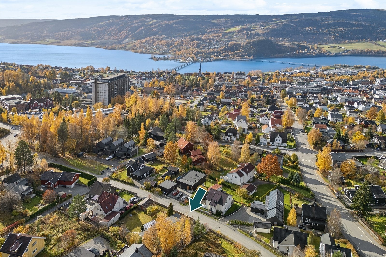 Dronebilder fra høst 2025: Eiendommen ligger attraktivt til i et veletablert og fredelig boligområde i Nybu. Galleribilde