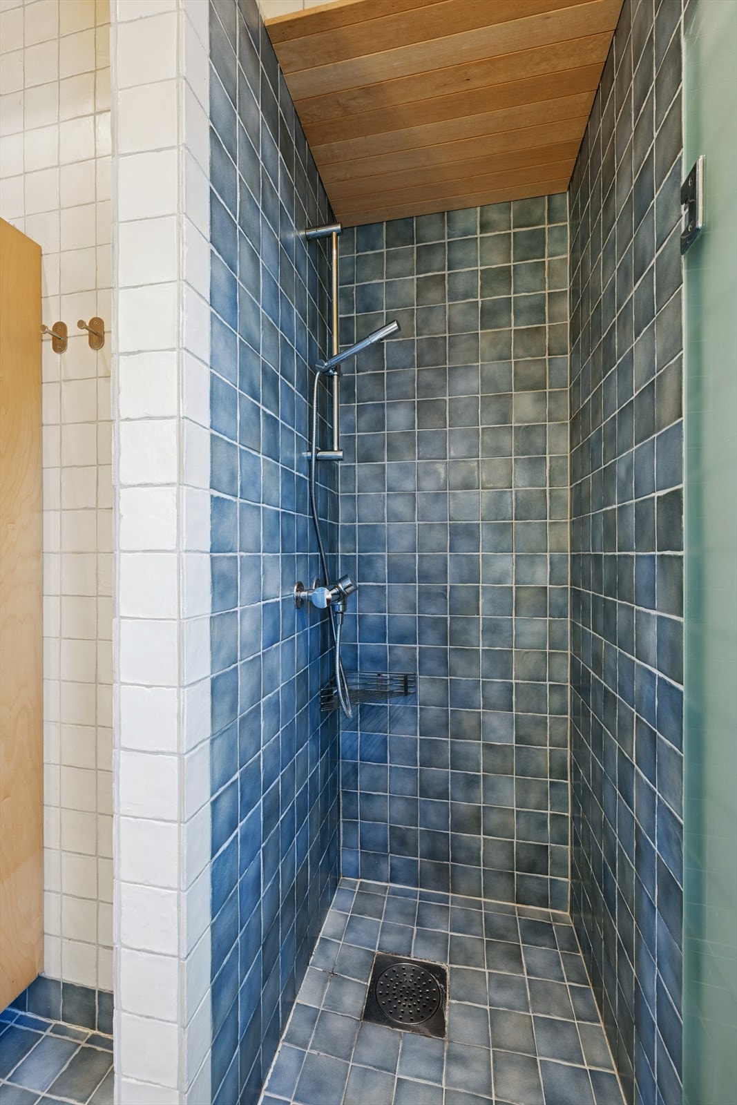 Dusjnisje på badet i 2. etasje. Det er plastsluk, samt mekanisk avtrekk som ble montert ny i 2025 i rommet. Galleribilde