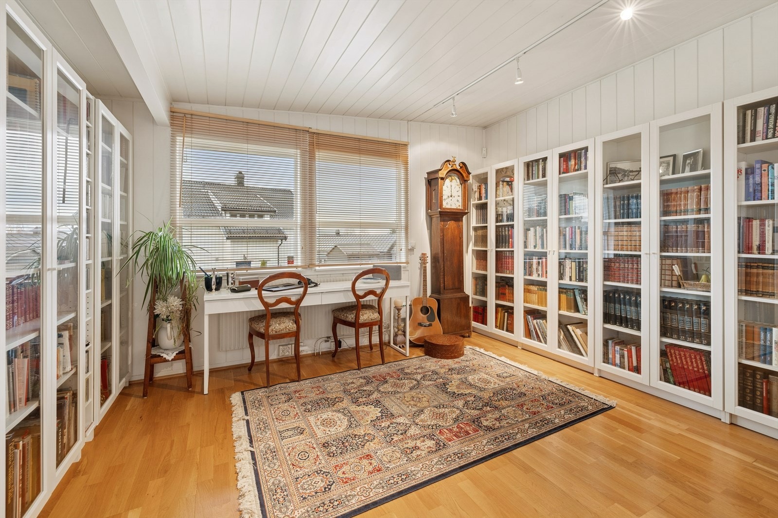 Eget bibliotek i boligens 1. etasje. Galleribilde