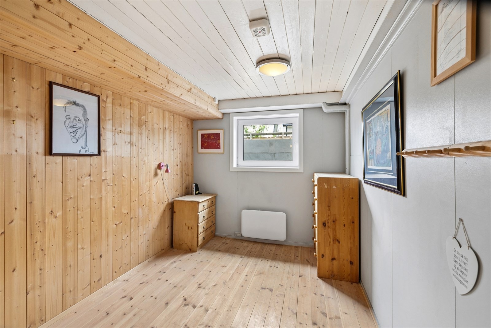Soverom i kjeller hvor det nylig er satt inn nytt vindu godkjent som rømningsvei, tilsvarende i kjellerstuen. Galleribilde