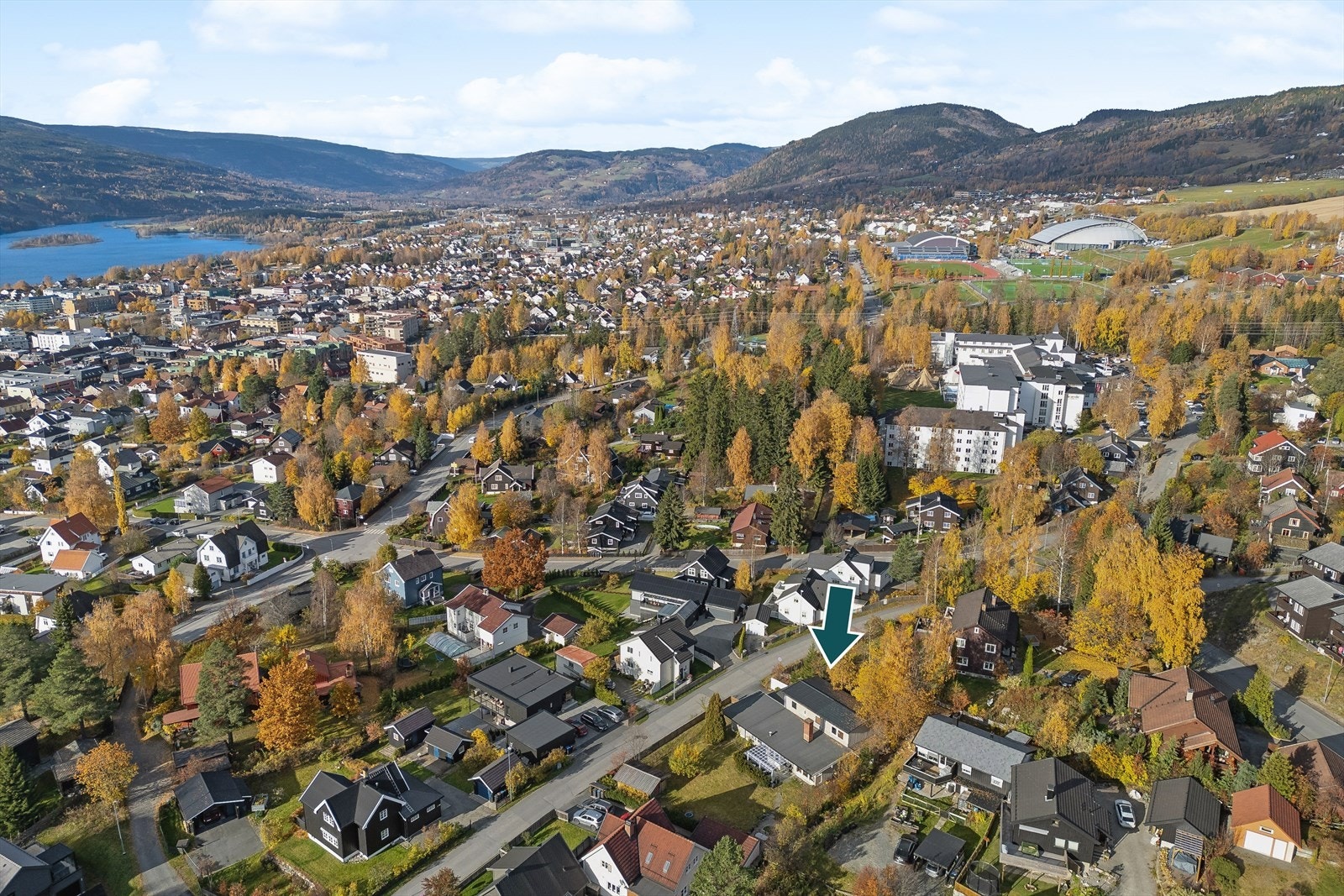 OL-anleggene, samt Stampesletta med Eidsiva Arena og Håkons Hall er lokalisert Ca. 900 m fra eiendommen. Sistnevnte har tilbud som squash, løpebane, ballspill, treningsstudio med mer. Galleribilde