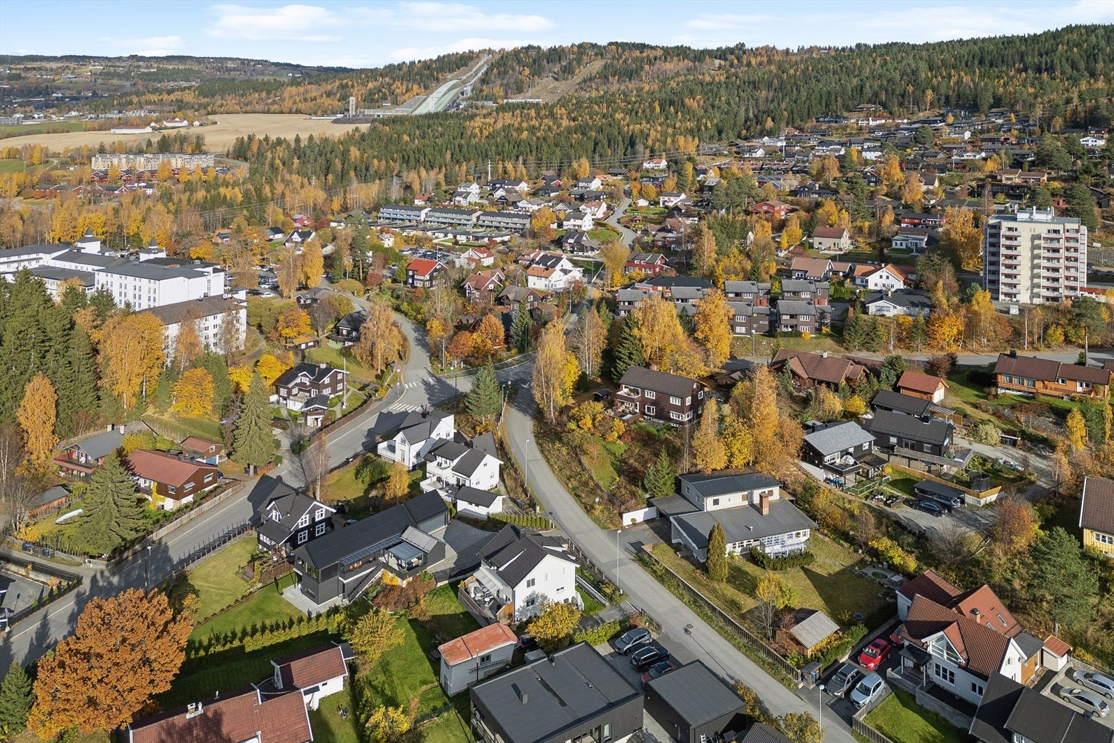 Her bor du i et veletablert og tilbaketrukket område med gangavstand til gågata og Lillehammer sentrum. Galleribilde
