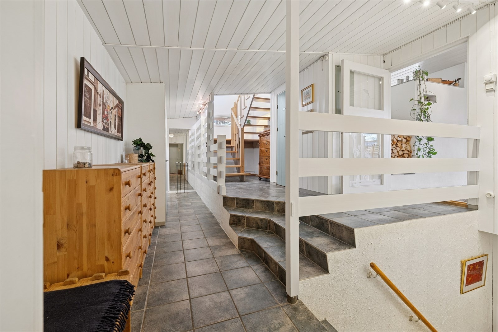 Trapp i boligens gang tar deg opp til 2. etasje. Galleribilde