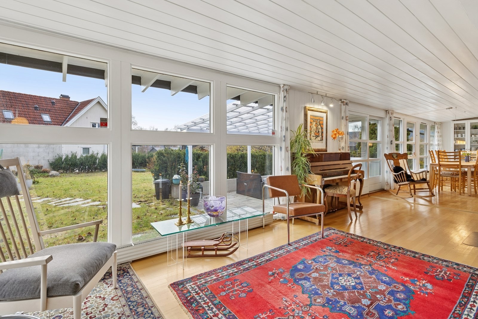 Store, gode vindusflater som lar dagslyset flyte fritt i rommet. Galleribilde