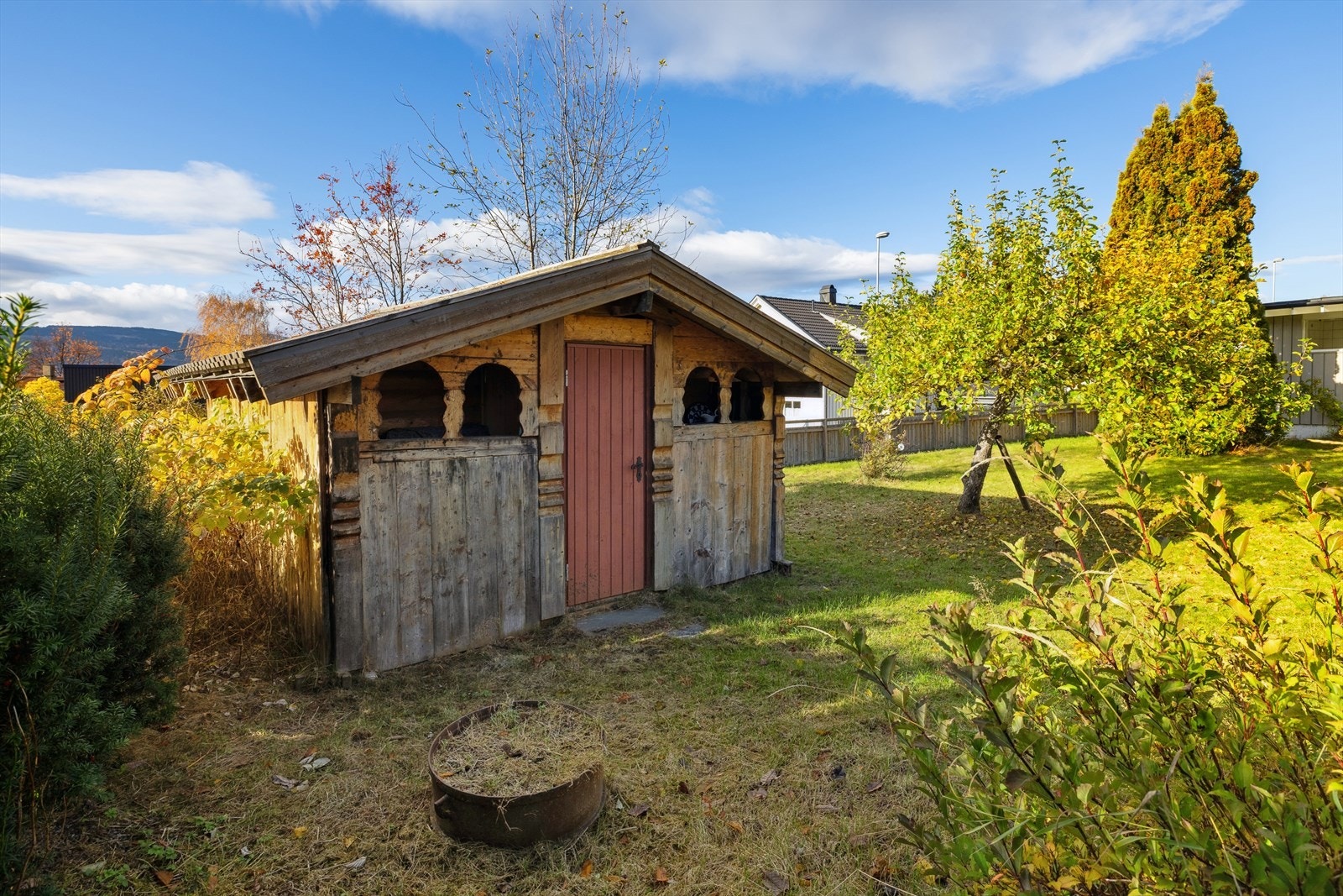 I hage står det også en frittstående bod som gir deg god plass til hageredskapene. Galleribilde