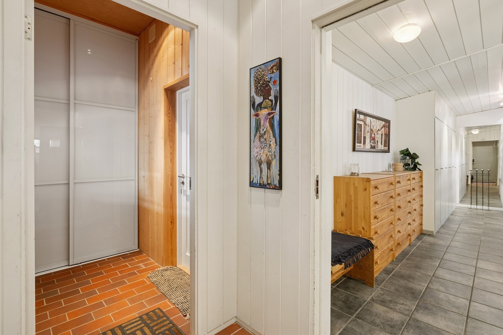 Her er det også en elegant og plassbesparende skyvedørsgarderobe som bidrar til et ryddig og funksjonelt førsteinntrykk. Galleribilde