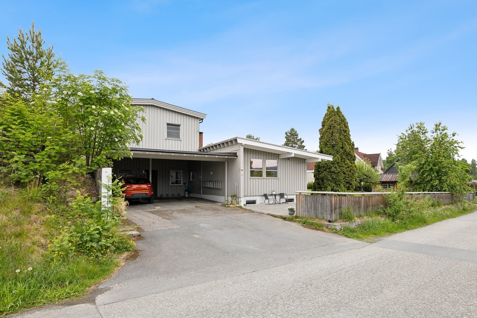 Ved inngang til boligen er det carport med plass for 2 biler og biloppstillingsplasser. Galleribilde