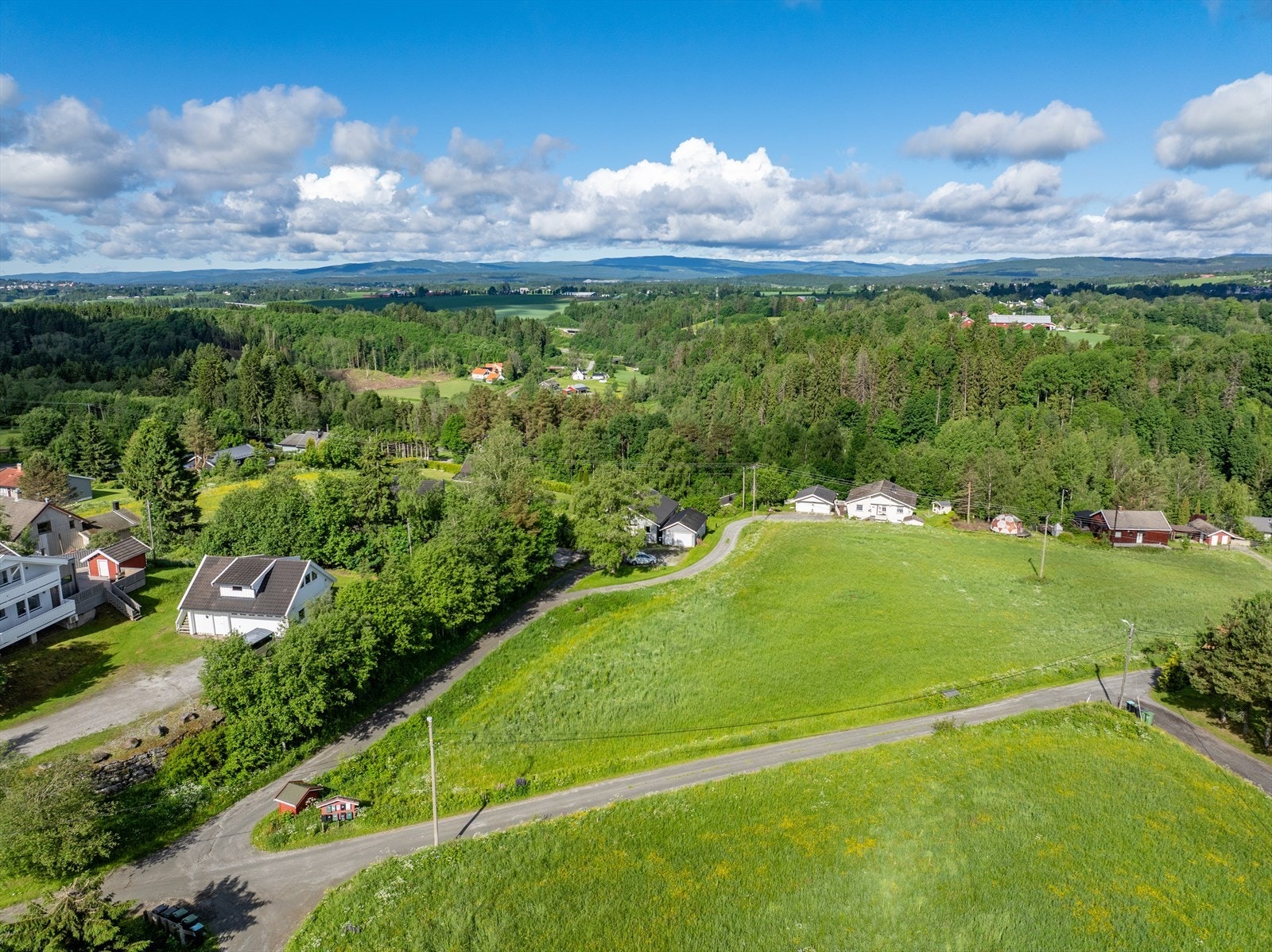 Denne tomten er strålende beliggende i et barnevennlig og flott boligområde. Galleribilde