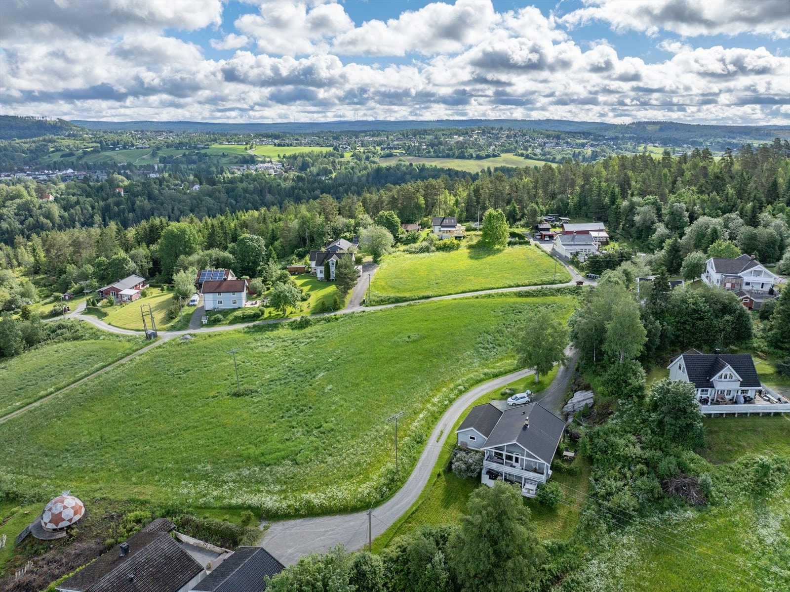 Tomten i boligfeltet er lett skrånende og solrik. Galleribilde