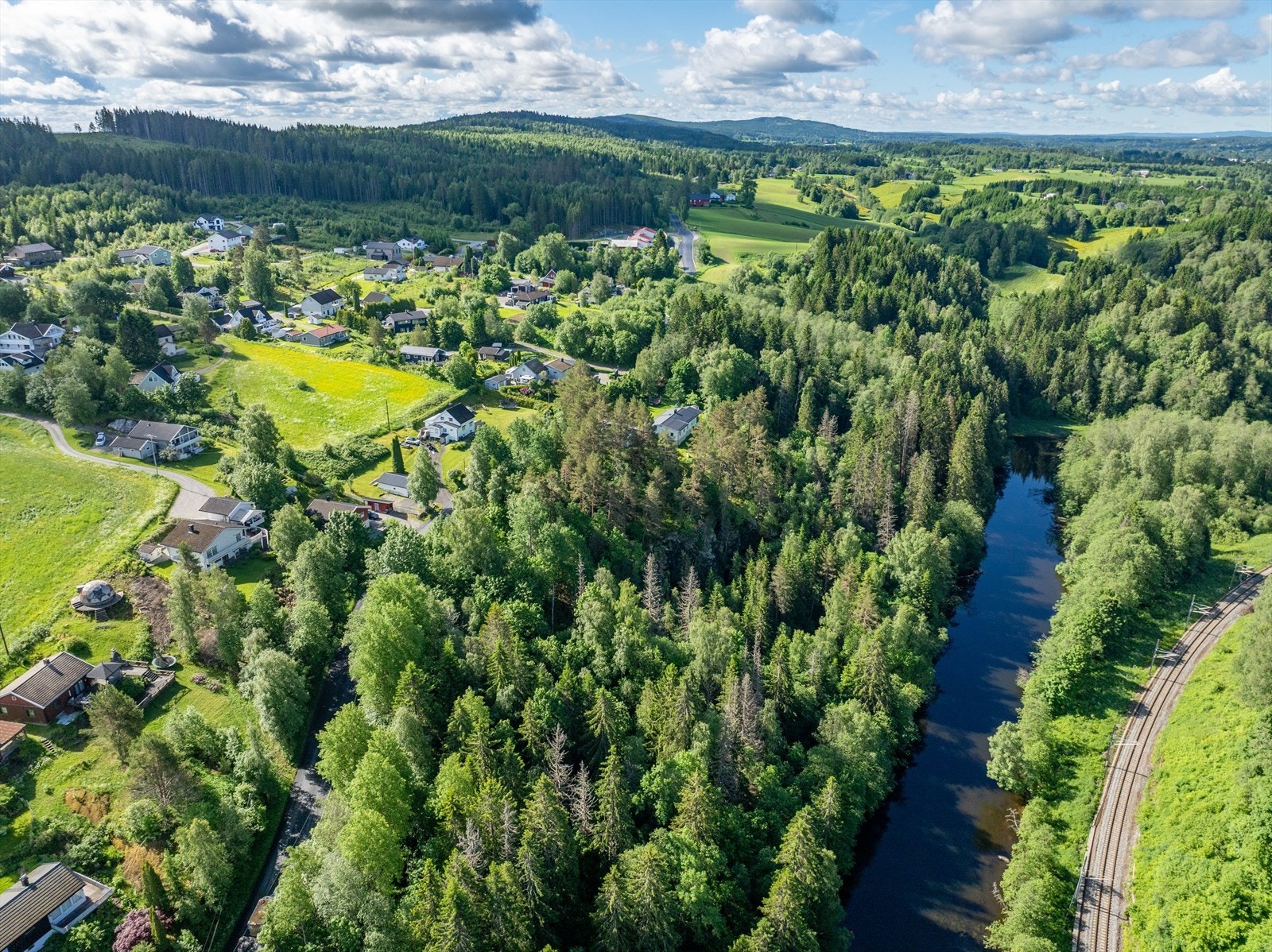 Det er enkelt å pendle til Oslo fra Eidsvoll Stasjon som ligger kun 2,3 km unna med stor pendlerparkering. Galleribilde